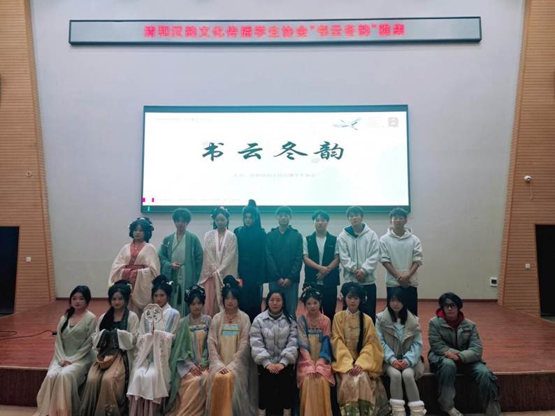 一群人在台上演讲AI 生成的内容可能不正确。