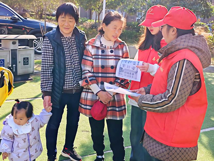 小孩们站在一起合影的一群人AI 生成的内容可能不正确。