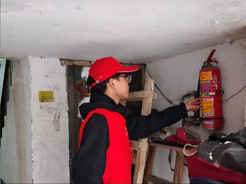 图片包含 人, 男人, 站, 女人  AI 生成的内容可能不正确。